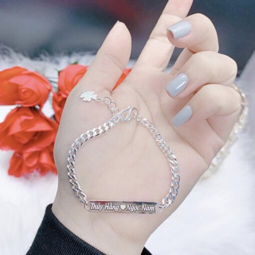 nên đeo vòng tay bạc nữ bên nào
